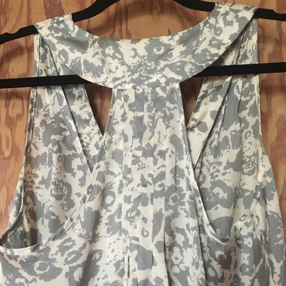 Sleeveless Razorback blouse - Picture 7 of 8